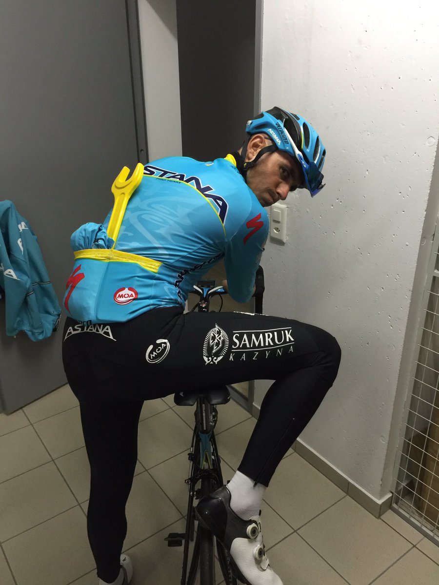 vincenzonibali's tweet photo. Giro relax in bici con @AgnoliValerio giuste precauzioni per automobilisti indisciplinati😂😂😂 1,5mt #SICUREZZA sempre https://t.co/ElFMh7tcfZ