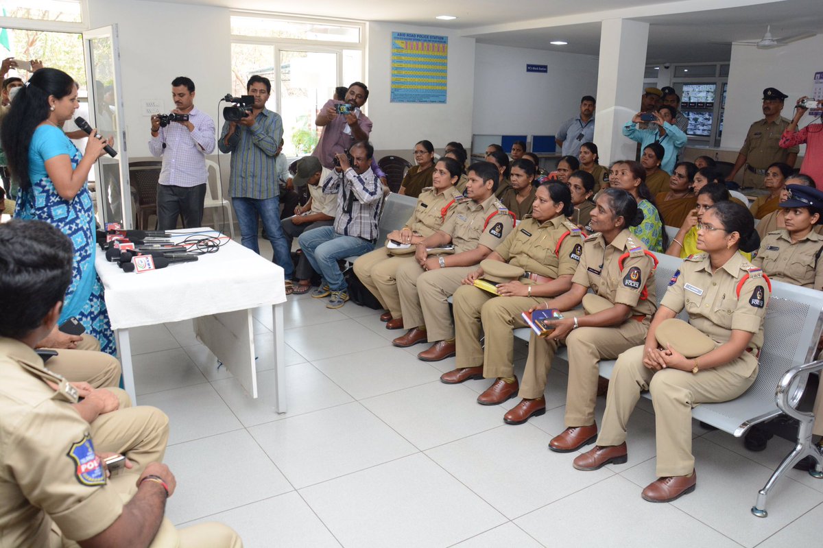 RaoKavitha's tweet photo. Glad for T-Police! Noticed women feel cnfident d'ling with women policeofficers. https://t.co/ZXJ1hzsgBX