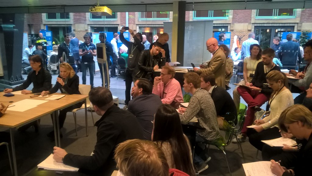 crimediggers's tweet photo. Deelnemers luisteren geconcentreerd naar alle informatie die ze krijgen voor de case #CrimedigersLIVE https://t.co/GkBXJgES9j