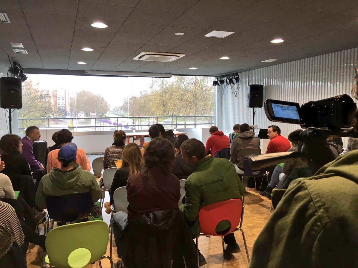 AyuntamientoVLL's tweet photo. Comienza el ForoDeJuventud con el debate de la mesa de #Emancipación Juvenil del #PlanDeJuventud en el @ejovenva https://t.co/q3k79WGKAa