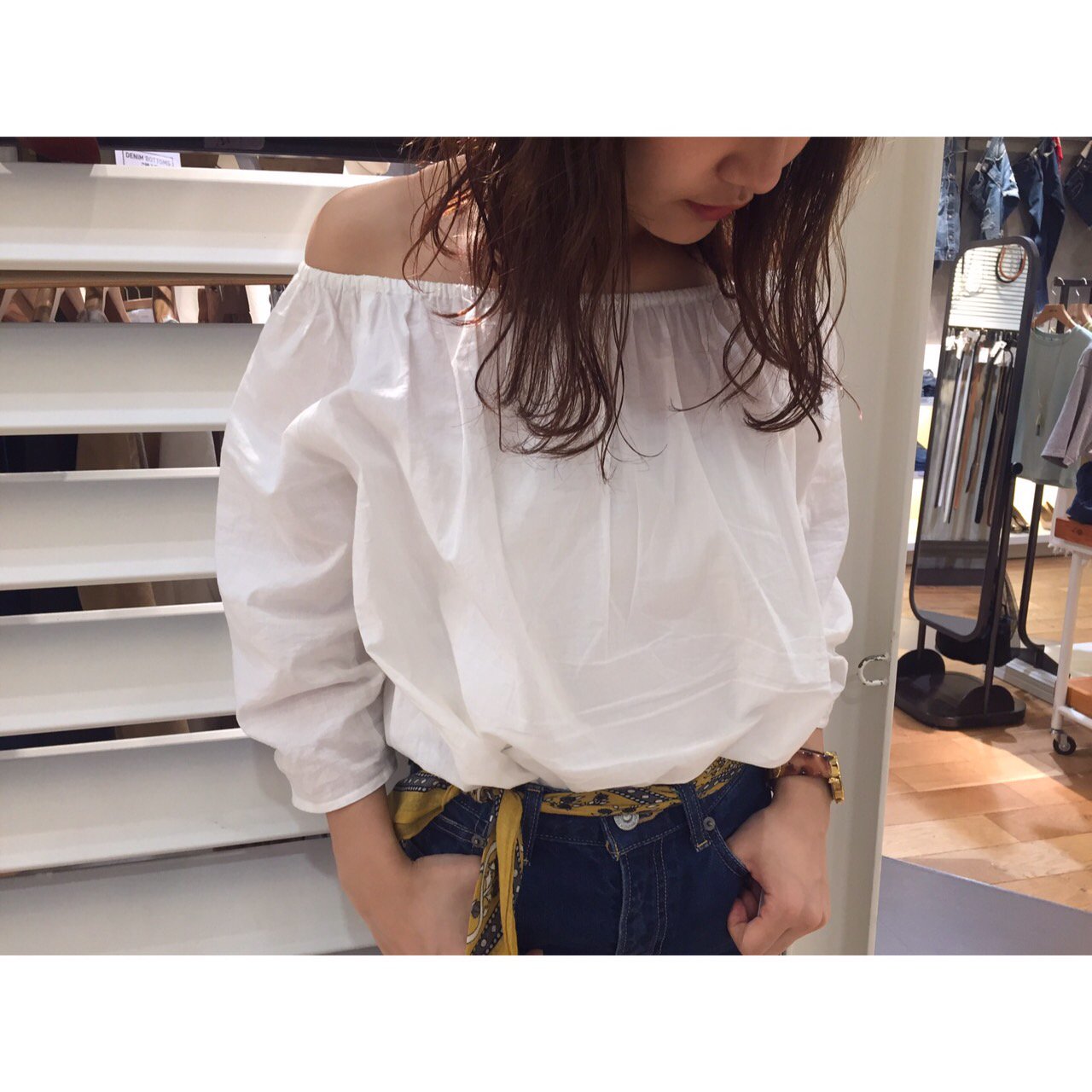 博多阪急 ３階 シェルター のおすすめは 鎖骨が出ることで華奢でセクシーな印象を叶えてくれる Moussy のオフショルダートップス 写真 6 458円 デニムにスカーフの小物使いで 今年っぽい爽やかなスタイリングをお楽しみください T Co