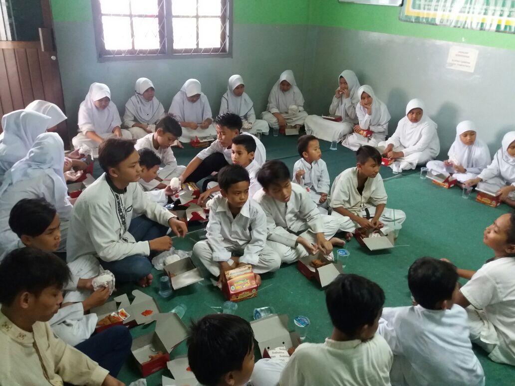 [IKMI's Visit 2016] And now we have reached the lunch time! Do not forget to have a lunch, everyone. Cheers :)