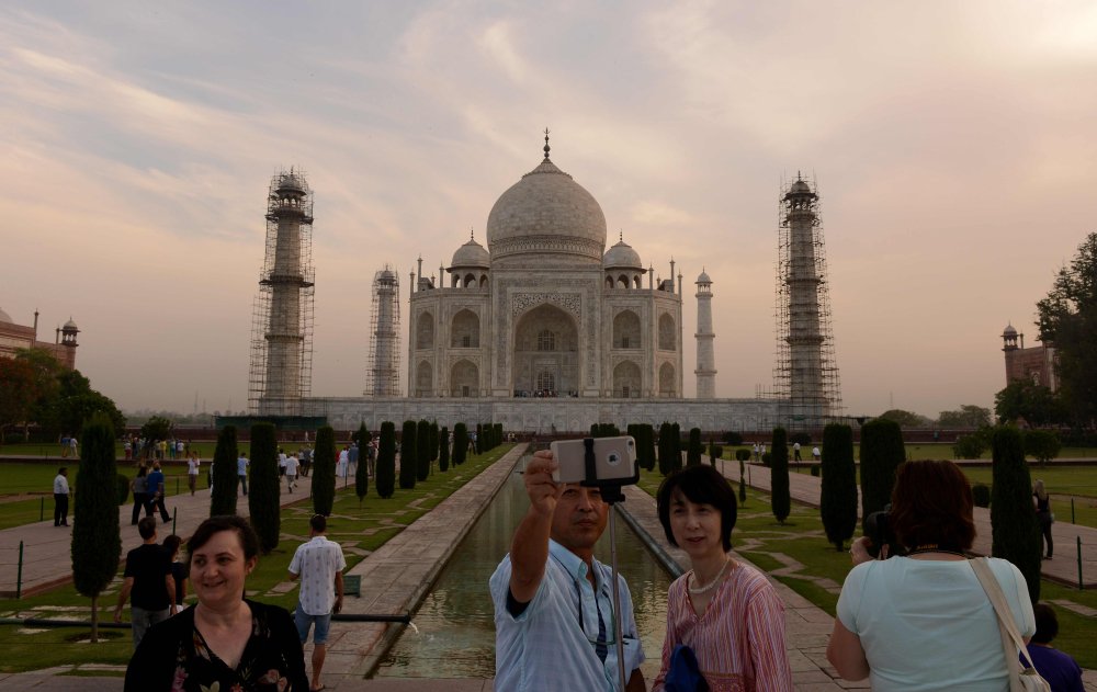 gulftoday's tweet photo. #PrinceWilliam & the #DuchessofCambridge are scheduled to visit Taj Mahal later in the day.#RoyalVisit #WillKate https://t.co/nbn1u80a4g