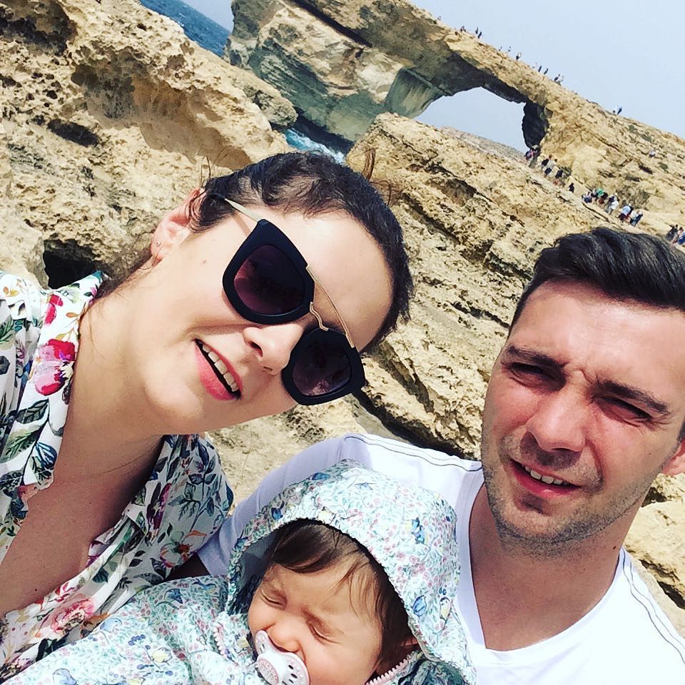 Martha_GMendoza's tweet photo. Jest i komplet 👨👩👧 #family #allmylife #allmyworld #azurewindow #gozo #maltaismore ❤️ https://t.co/J9XUOT4COo