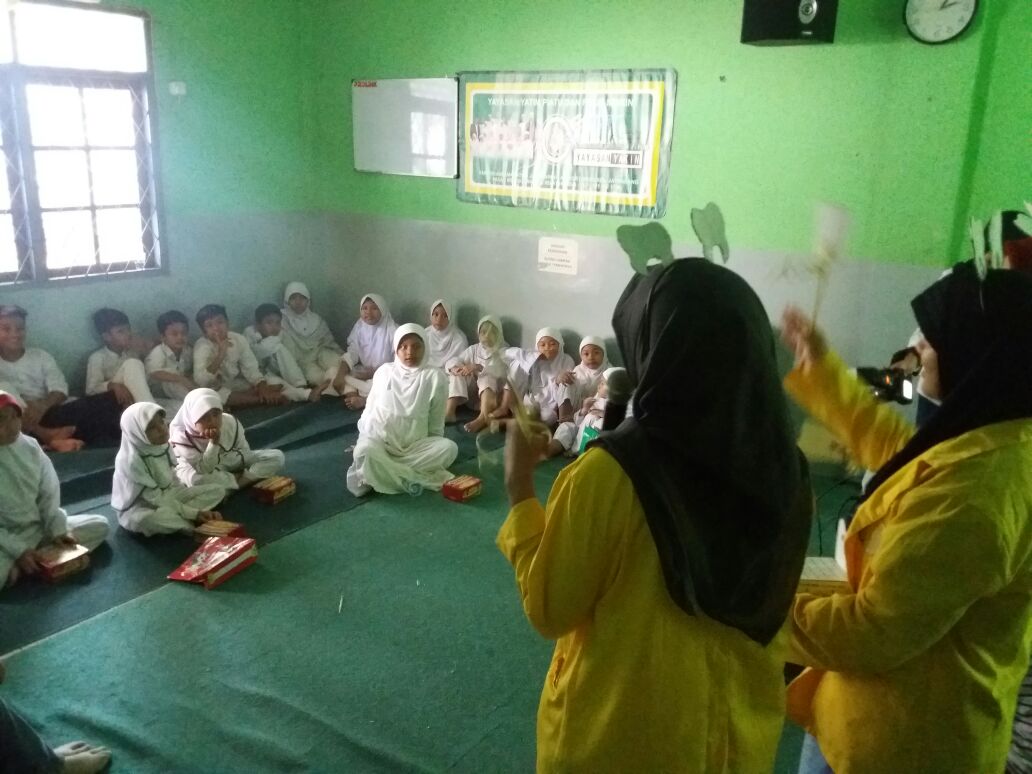 We are having a discussion about the healthy teeth with the students of Faculty of Dentistry UI! :)