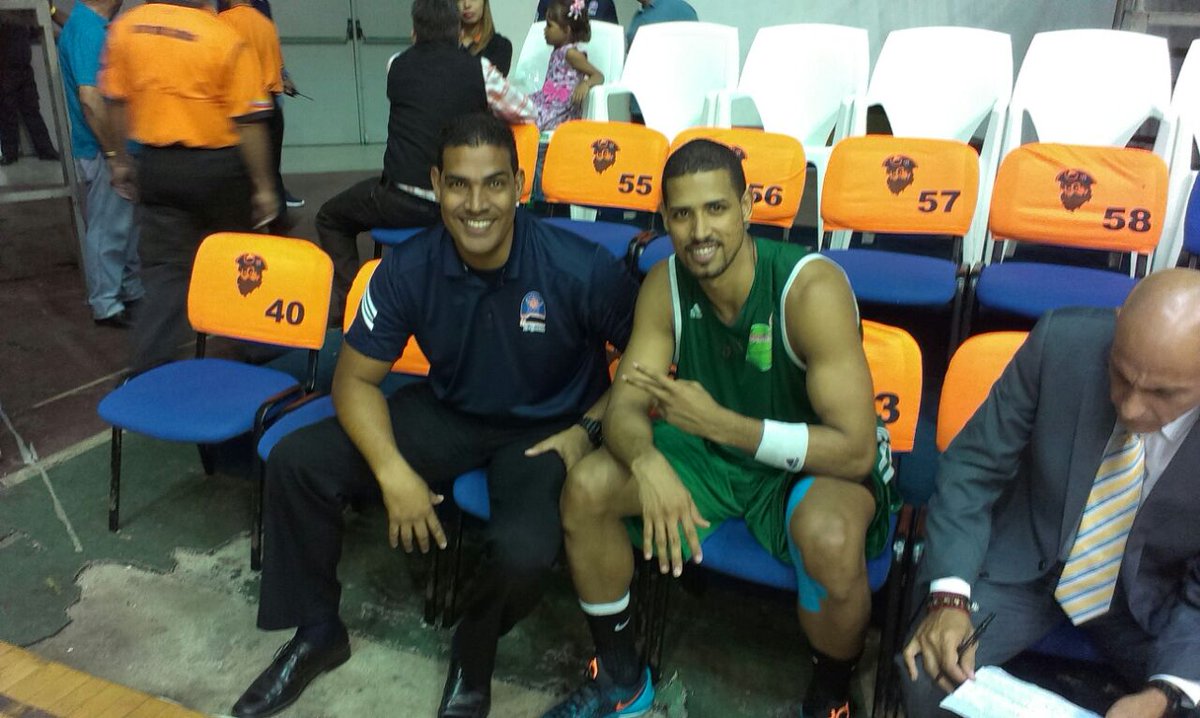 440daniel's tweet photo. Inicio de los playoffs  LPB los hermanos Centeno dicen presente https://t.co/DfqfZk1xhf