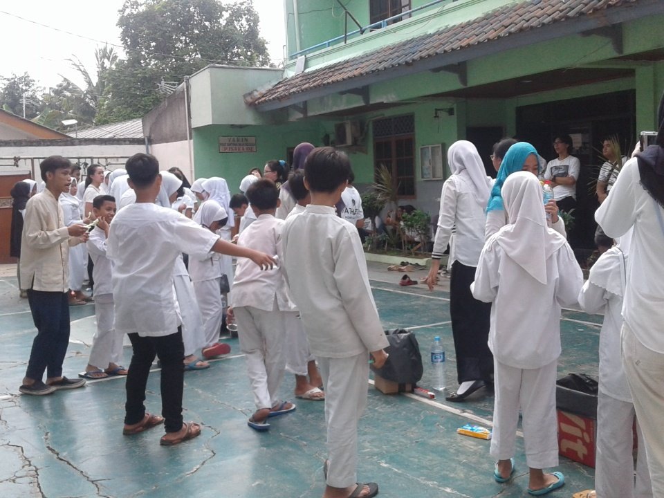 Setelah penyuluhan, langsung deh praktik sikat gigi