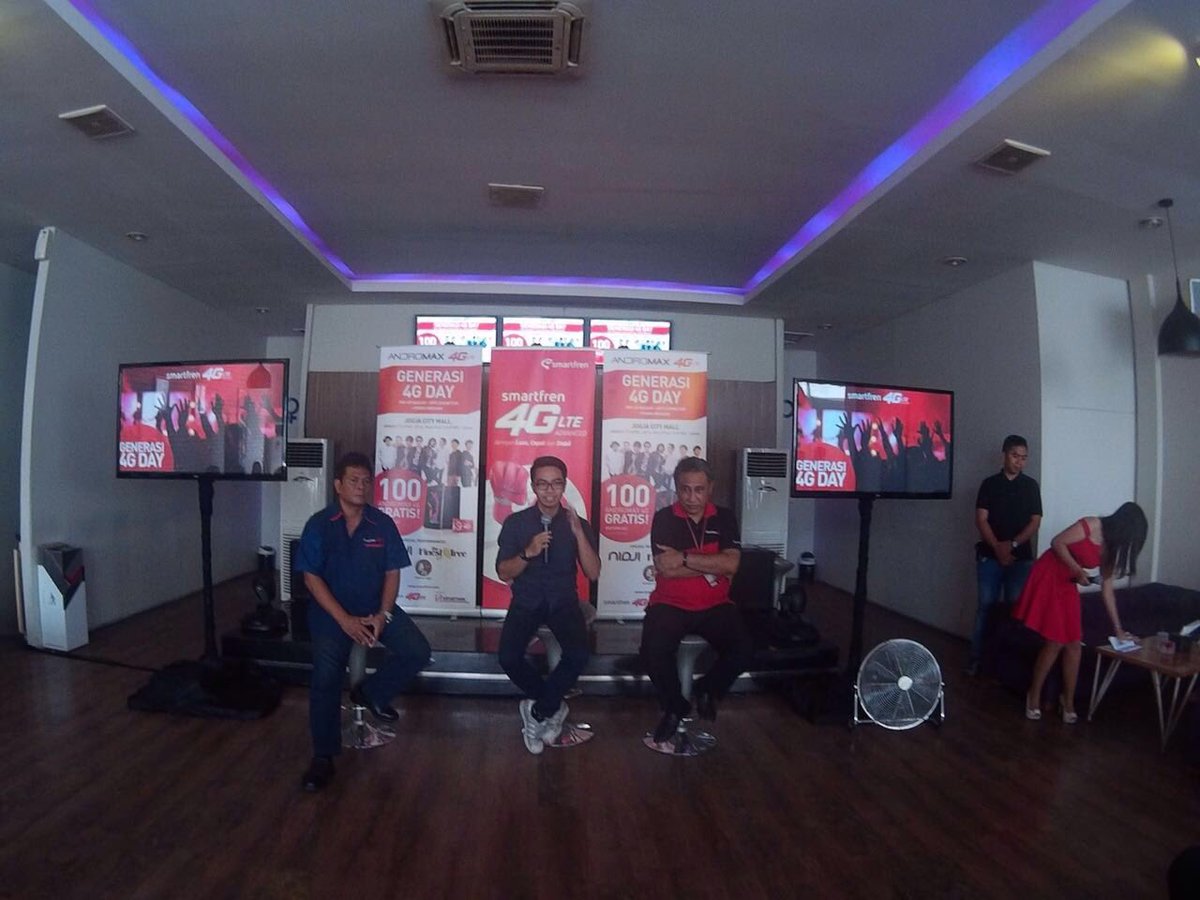 smartfrenworld's tweet photo. Pak Aldrige menjelaskan mengenai acara #Generasi4G Day besok di Jogja City Mall #Generasi4G https://t.co/pJ6yld36Iw
