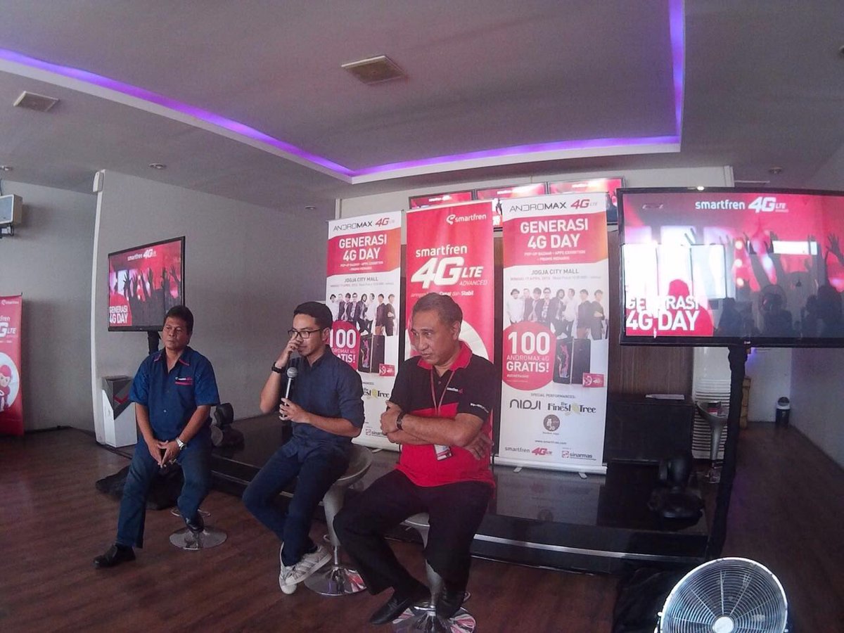 smartfrenworld's tweet photo. Pak Aldrige menjelaskan mengenai acara #Generasi4G Day besok di Jogja City Mall #Generasi4G https://t.co/pJ6yld36Iw