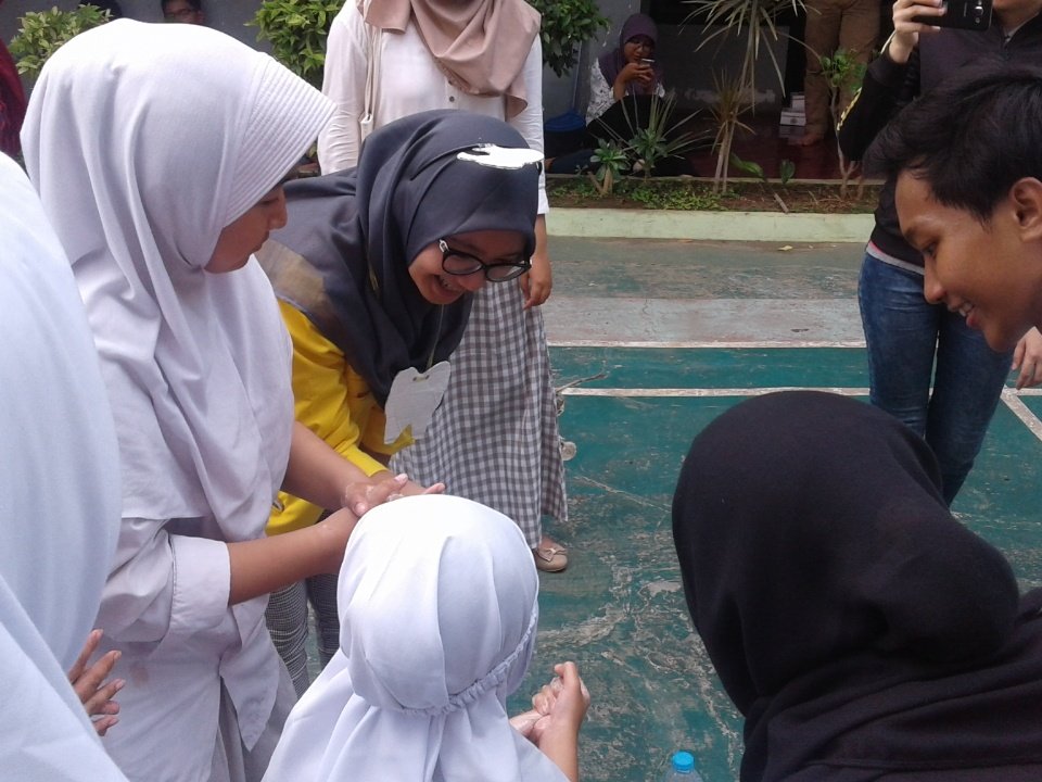 Sekarang praktik cuci tangan nih diiringi lagu yang sudah diajari kakak-kakak FKG