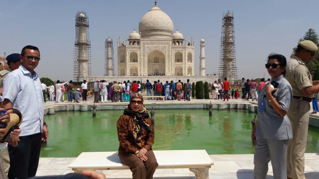 Arv_Ind_Chauhan's tweet photo. Queen of #Malaysia Tuanku Hajah Haminah binti Hamidun take snap at @TajMahal ahead of #WillKate visit on Saturday https://t.co/HDwHasJaCx