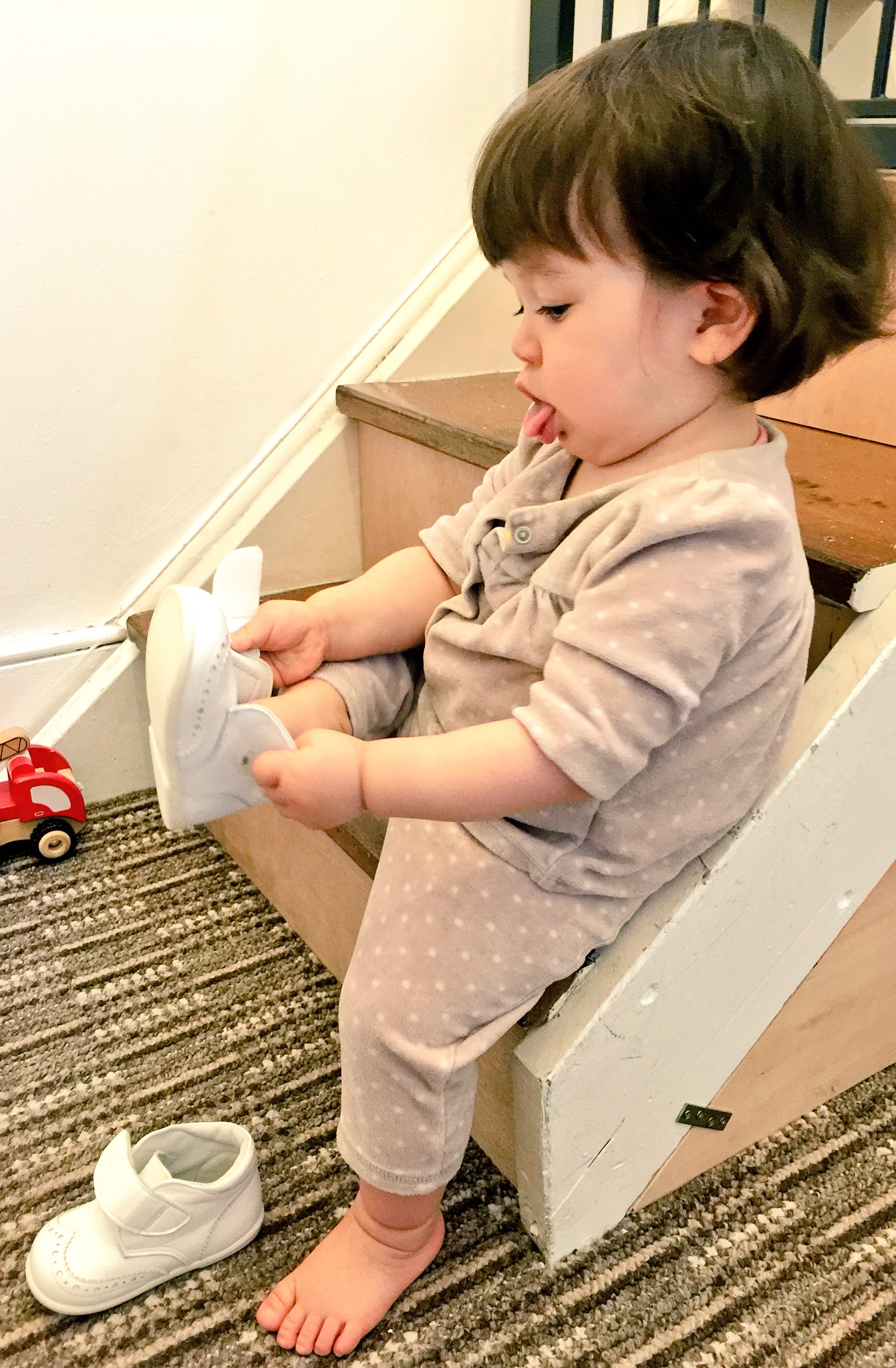 Twitter 上的 𝖸𝗈 𝖮𝗄𝖺𝖽𝖺 近頃の娘 1歳5ヶ月 のマイブームは 靴を履いたり脱いだり無限に繰り返すこと 玄関から私や旦那の靴を持ち出すので 遊ぶ ための室内シューズを導入 娘は何かに集中してるにと舌を出すクセがある ロンドン育児日記 T Co