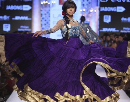HauteBrides's tweet photo. A deep love for couture, @SuneetVarma is known for his exquisite creations. https://t.co/g3CCfIIv2G https://t.co/Q7reWWu7sF