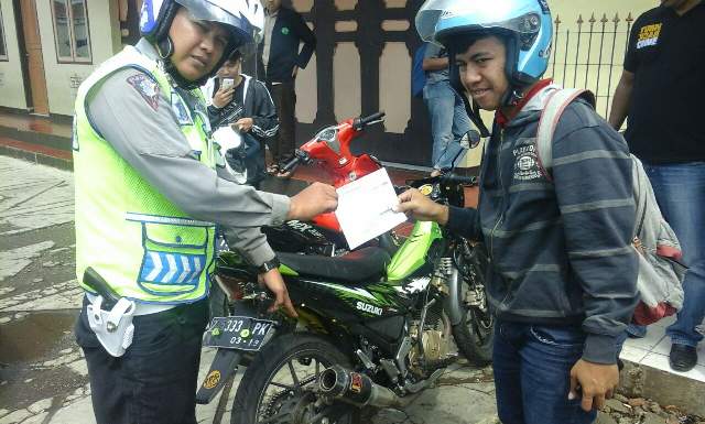 14.30 dakgar thdp pengendara sepeda motor yg menggunakan knalpot bising, di Jl Mangunreja Singaparn. #RTMCjabar