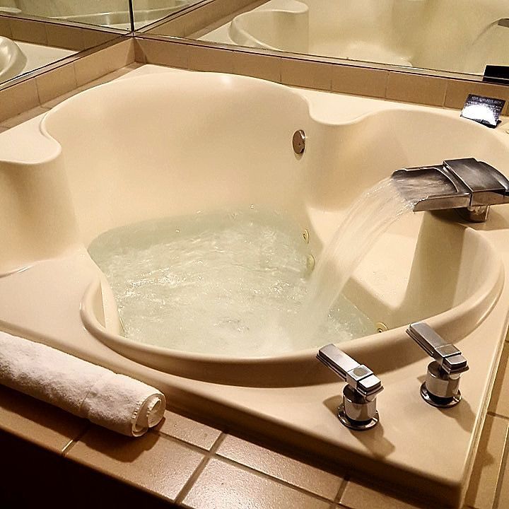 Whirlpool bath in our spa suite. Awwwww yis. #lasvegas #spasuite #whirlpoolbath #newyorkne… ift.tt/22BBliG