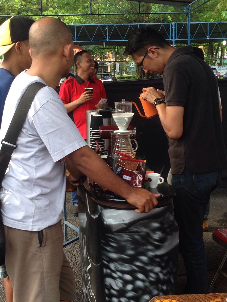 jalanbhakti's tweet photo. Acara #jogjacoffeefest ini cocok banget utk kamu yang hobby banget ama aroma kopi. @FestCoffe di JEC https://t.co/3TW7RgNNSv