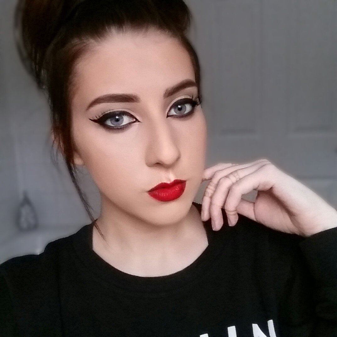 EmmaFergusonMUA's tweet photo. Love a red lip 💋 #mua #makeupartist #makeup #redlips #rubywoo #eyeliner https://t.co/4M09EKo6p8 https://t.co/oq203WR3jD