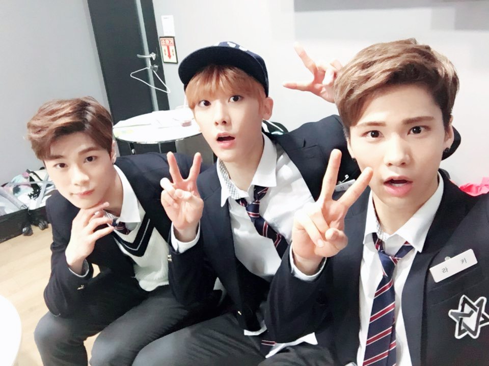 offclASTRO's tweet photo. 아로하 여러분들 덕분에 무사히 마쳤어요~~♡♡
오늘 비오니깐 우산 잘 챙겨서 들어가요 감기는 No!!
빠바이 사랑해요~~~^^ 
#아스트로 #숨바꼭질 #문산라 #라키 #으르렁 https://t.co/3ae7yL2miD