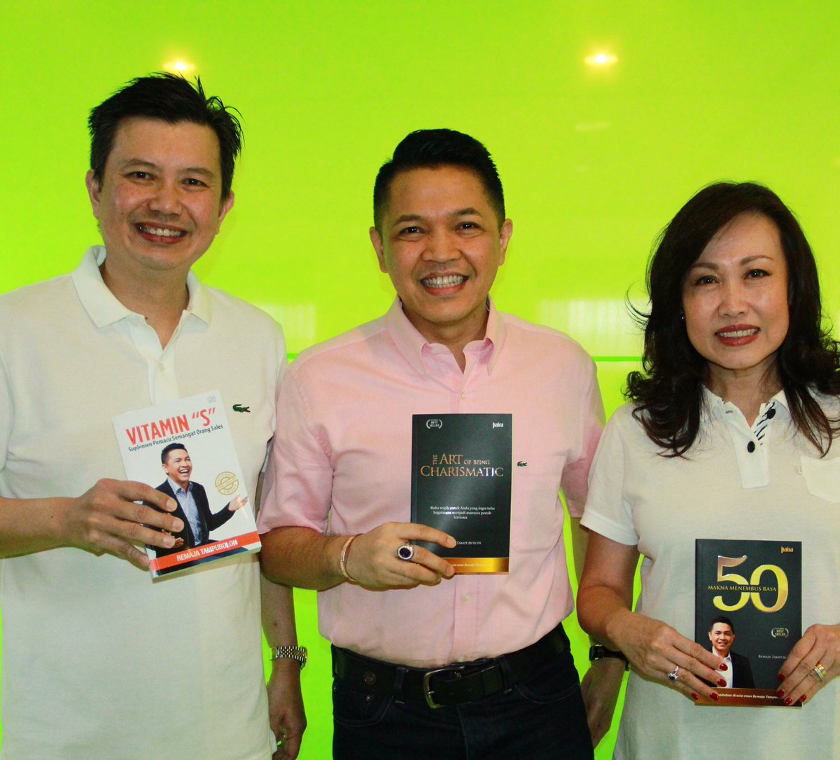 remaja_jaja's tweet photo. Ibu Lani Darmawan, Direktur CIMB Niaga & Bpk Robby Mondong, Head Of SND Jakarta #JakartaRecharged #ServiceMotivation https://t.co/Qcxe0R1GYs