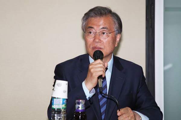 292jung2's tweet image. 문재인은 쏟아져 나오는 울먹임을 속으로 삼켰다."우리는 영남에서 빨갱이 전라도 김대중 앞잡이로 핍박받고 왕따당했습니다.그런데 정작 호남에오니까 영남이라고 그래버리면 도대체 우린 어디로 가야합니까?”
-4.12