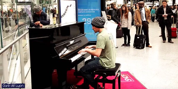radioclassique's tweet photo. #VideoInsolite Découvrez un musicien jouant dans plusieurs gares de France !!
https://t.co/YtQznL4PSd https://t.co/Nj12SFivCm