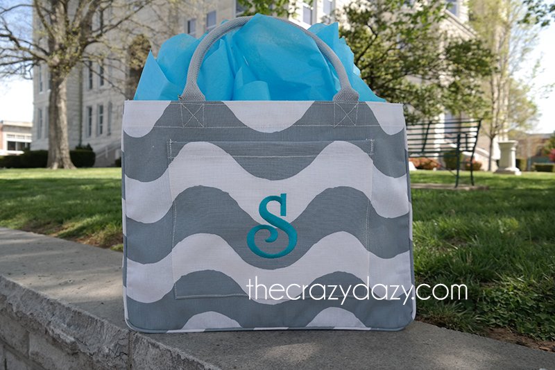 thecrazydazy's tweet image. Monogrammed large totes are perfect for moms, baby gifts! #monogrammedbags bit.ly/1qWuxkk