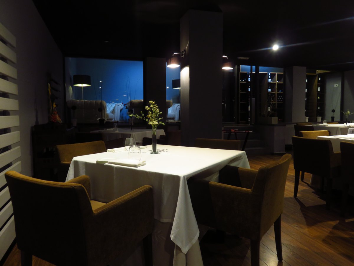 igorcubillo's tweet photo. La vida te da sorpresas, sorpresas te da la vida. Y la carretera. Y #Berantevilla #Álava Restaurante Lola @Lola_Rte https://t.co/8l9JRMym6m