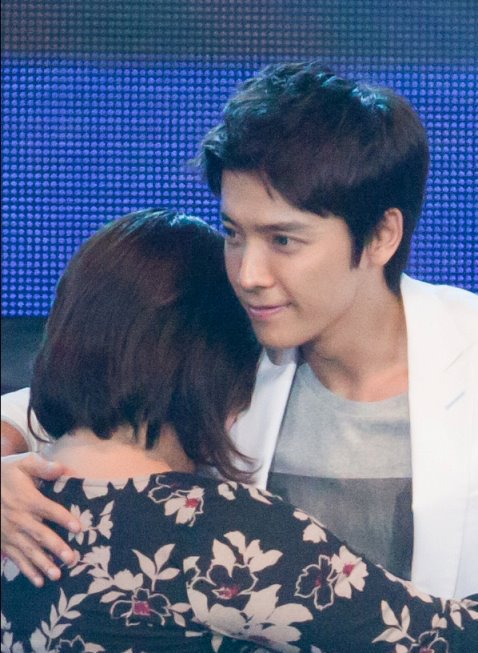 bluesherbet_'s tweet photo. เคยมีโชคกับพี่ทงมาตลอด ดูคอนก็เลือกโซนถูก โยนตุ๊กตามาก็รับได้ แต่หลังจากได้อ้อมกอดนี้ อย่าว่าแต่ดวงเลย นางเมินใส่ https://t.co/LS1Maa1Hna