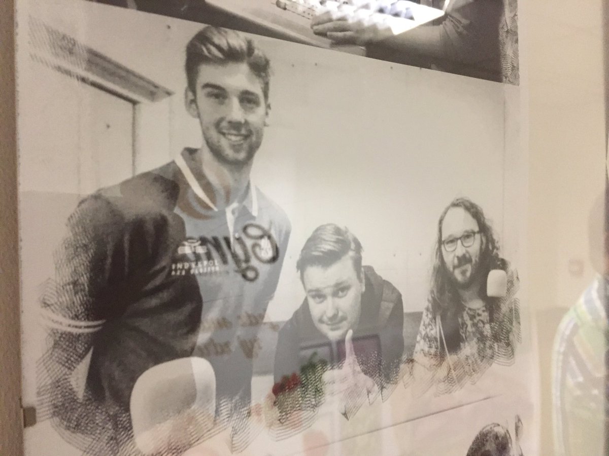 a_brzozowski's tweet photo. O 17:00 po latach wracam z serwisem sportowym w UWM FM 😂

Noc Radiowców w siedzibie stacji.

https://t.co/gsrQaCNUVe https://t.co/0hiYtLQh2a