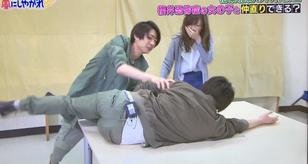 s_mar3104's tweet photo. 櫻井翔がこんなスライディングしてきたら｢やめてください！！！！この子びっくりしますから！！！｣って言わないの？え？自分の子が恐怖症で本気で困ってるんじゃないの？ https://t.co/pjmXso7jiD