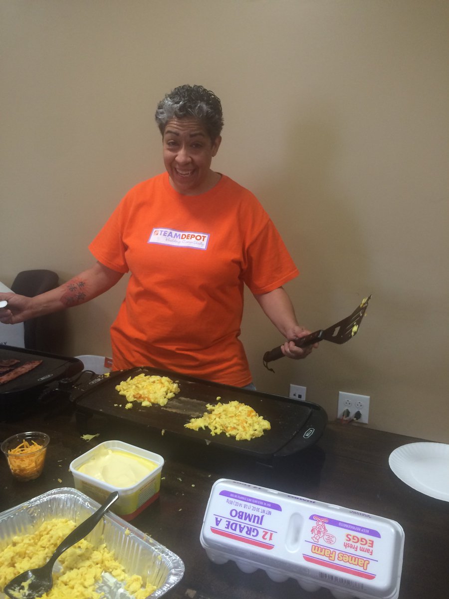 Got Nilsa making breakfast for the associates #983 #breakfast