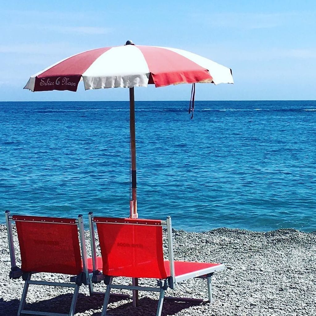 FeelingItaly's tweet photo. InstaPic by catchzemoment: #amalficoast #ig_amalficoast #beach#fun #italy #red #easypic #amalfi https://t.co/DUStJ0fBIP
