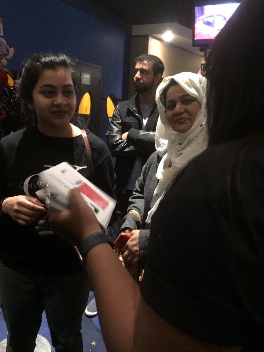 SRKUniverseCA's tweet photo. #FirstDayFANShow in Toronto. #FAN @iamsrk @FanTheFilm #CanadaLovesSRK https://t.co/xdxVz9eLRR