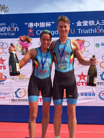 Uniek podium... - 3athlon.be/uniek-podium/ <a href="/ClaireMichelTRI/">Claire Michel</a> @MartenVanRiel <a href="/Nickbaelus/">Nick Baelus</a> #FVDW