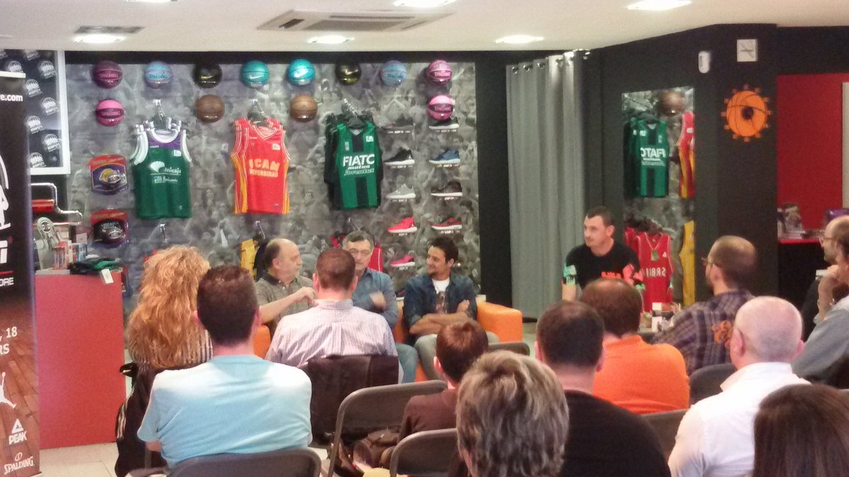 manuberes's tweet photo. Hablando de basquet en @espinsports @CULIBLANCO @cbvilamontornes https://t.co/ZccDogISgC