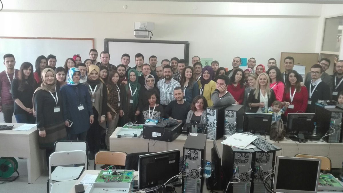bizim mütevazı atölyelermzde bile 100 binlerce öğrencnin hayatına robotları sokmayı başardı enerjin daim olsun hocam