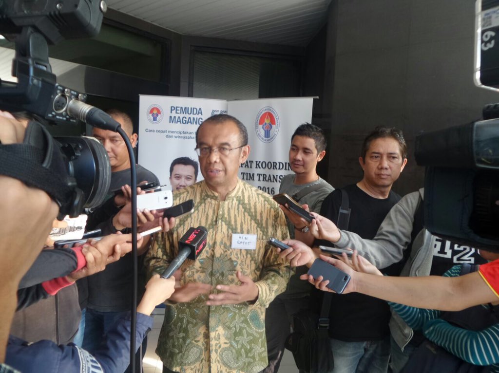 Bpk <a href="/gsdewabroto/">Gatot S. Dewa Broto</a> memberikan ket.pers mengenai akan bergulirnya Kompetisi Sepakbola Indonesia (ISC) di lobi kemenpora