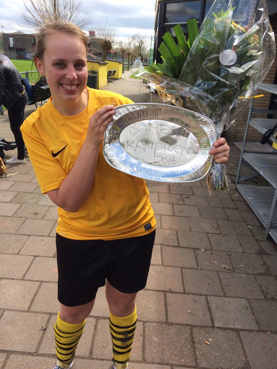 csvDVVA's tweet photo. Weliswaar niet uitgereikt door @OostveenBert of @jdvdzee maar daardoor niet minder bijzonder! #dames4 #kampioen https://t.co/wUYw3emEs3