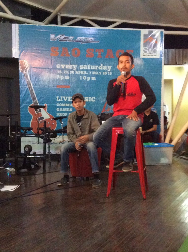 SAOEatingPoint's tweet image. Dialektika membuka Read Out Loud @makassarwriters at Sao Stage malam inj
