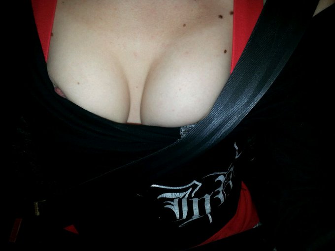 Selfie ou conduire il faut choisir #boobs https://t.co/U1WGOaGSgq<a href="/tag/boobs"class="tags">#boobs</a>
