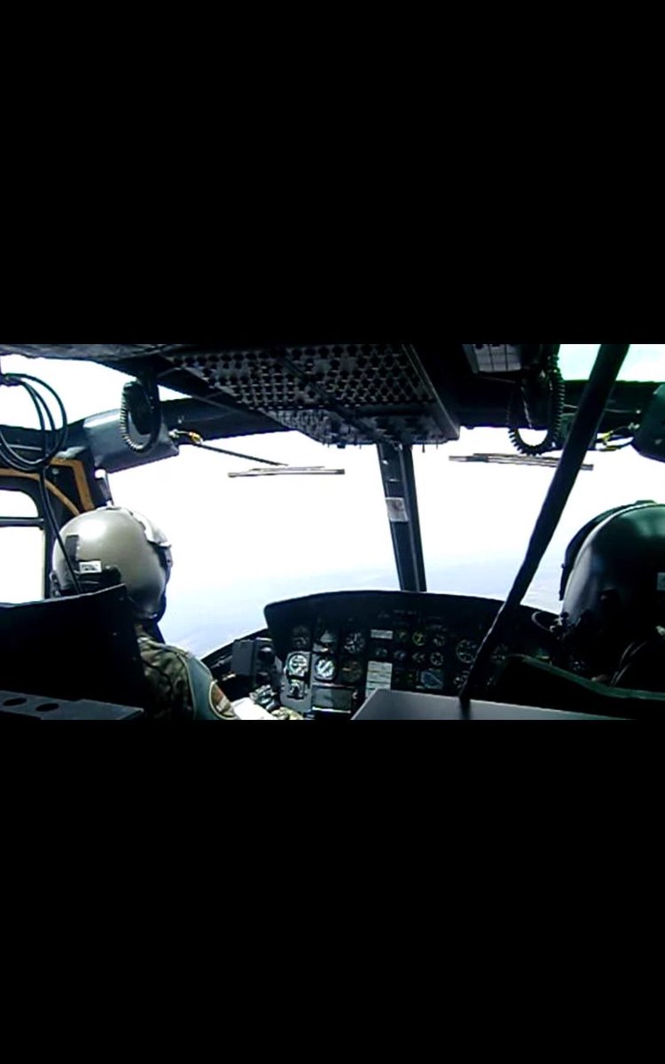 陸上自衛隊 平成２８年４月１４日 木 熊本県で発生した地震において 自衛隊はヘリコプター約７０機を運用し 空からの情報収集 物資運搬及び人命救助を行っています ヘリホイスト動画 T Co X4o66kh79s T Co Wabpjedddi Twitter