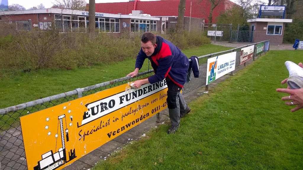 SCVeenwouden's tweet photo. Ter voorbereiding op de wedstrijd @scveenwouden 2 - RWF 2 hebben onze jongens de sponsorborden schoon gemaakt. Top! https://t.co/23NJmY0ncb