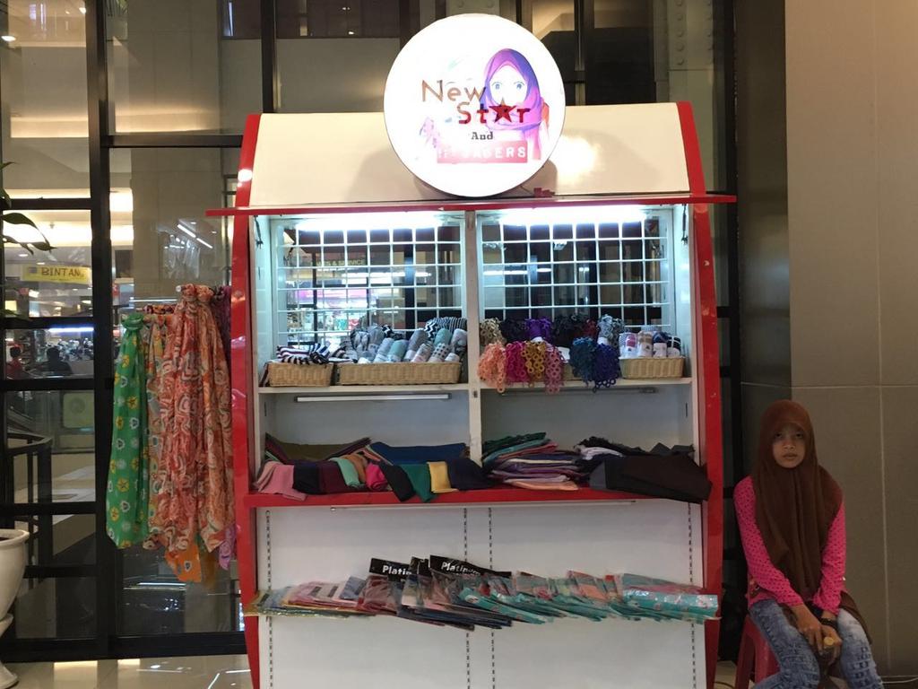 Sista mampir yuk ke stand ini .. Jilbabnya wahh bagusss dan harga pas di kantong loh .. Cuma ada di tangsit 😁