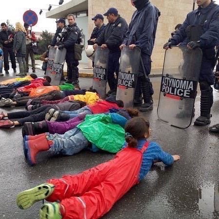 CholoCast's tweet image. Son chicos refugiados. De Isis te podés salvar, de Europa no.