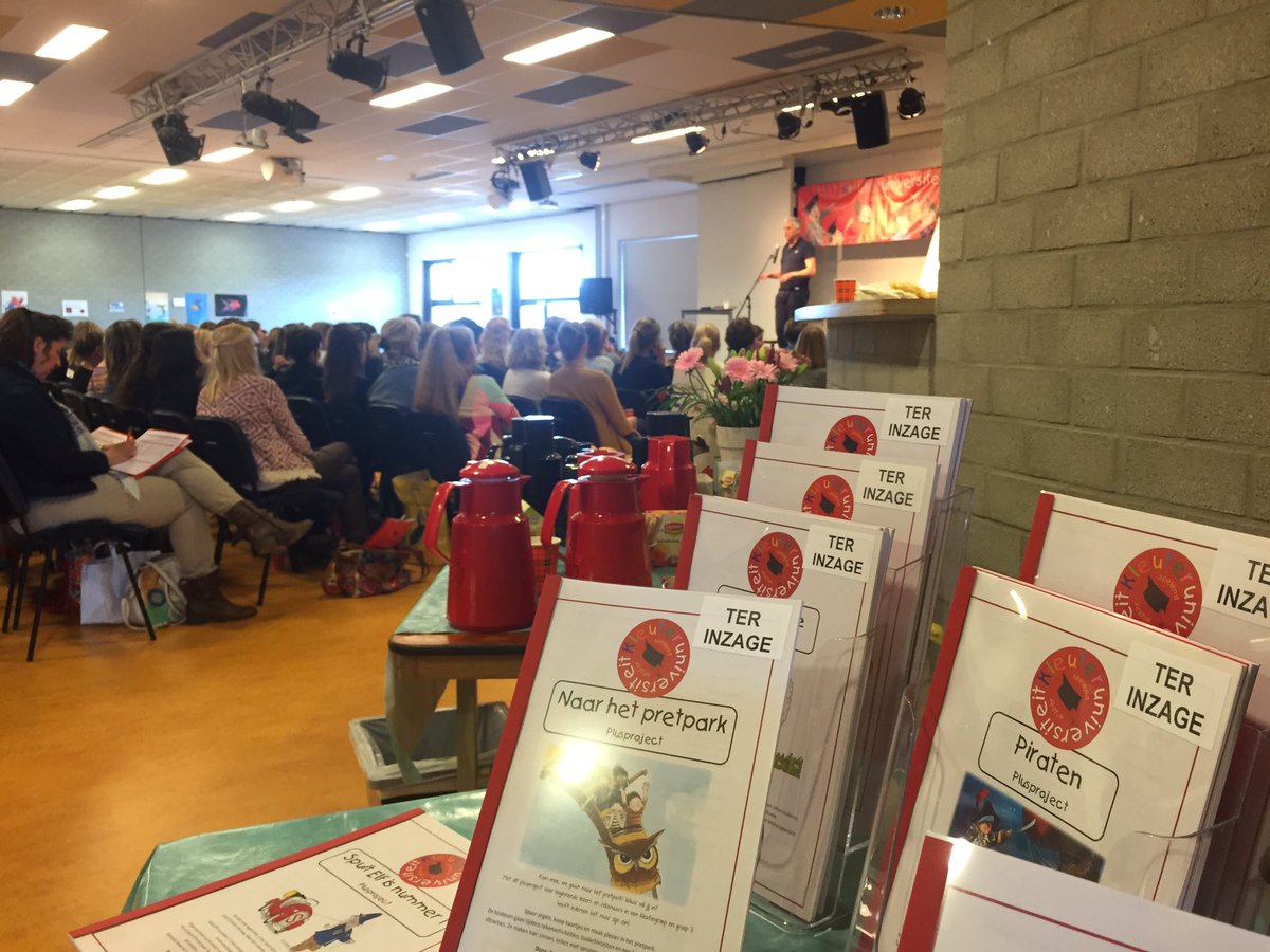 jufmerelcom's tweet photo. Na een inspirerende dag nog even luisteren naar de lezing van Harmen van Straaten @kleuteruni https://t.co/gKeoj03SQ8