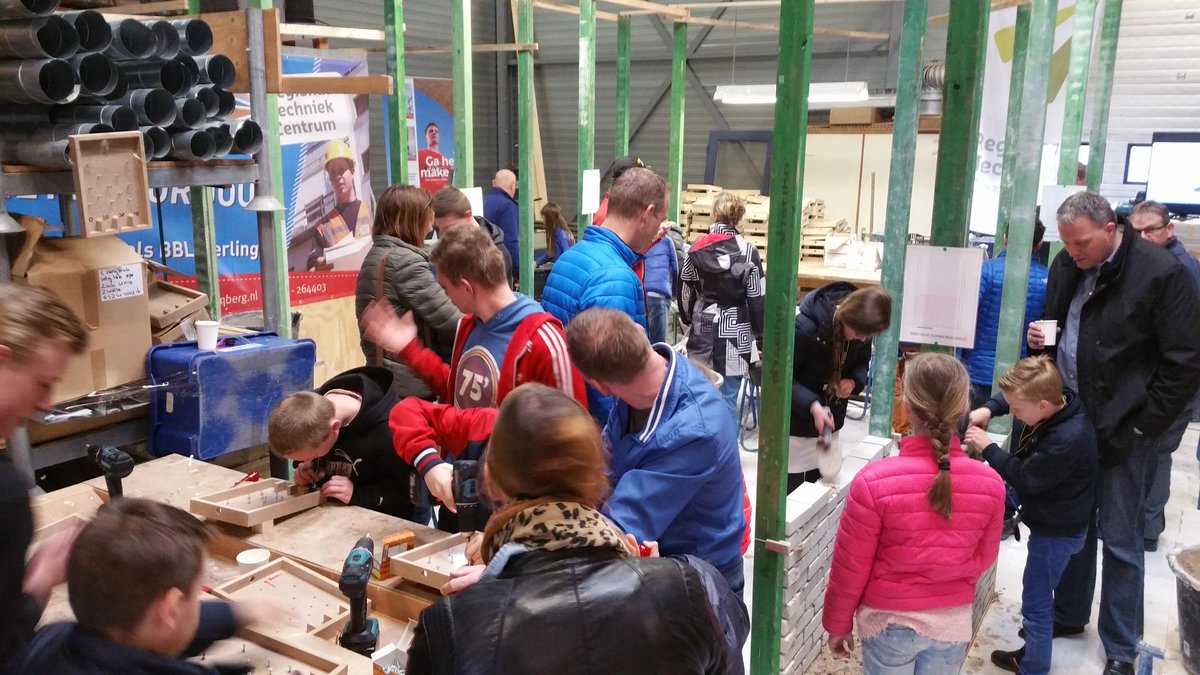 VriendvTechniek's tweet photo. Muurtje metselen, timmeren, elektra maken bij #Assies en #DeGrift. #promotie  #techniek https://t.co/92wUgA7RAr