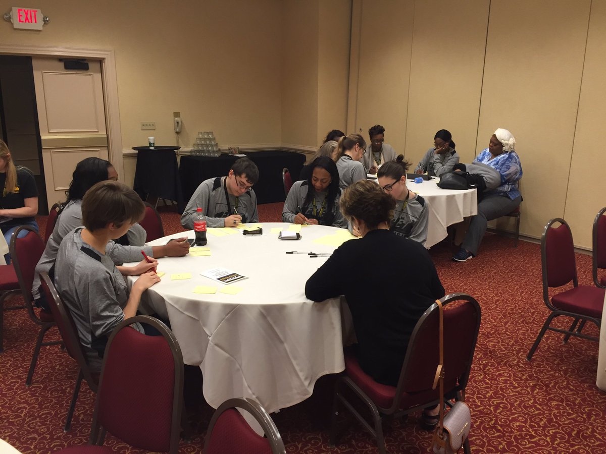 ecet2pgh's tweet photo. Session 1: Connecting Students #ecet2pgh https://t.co/oOWCeQYRyi