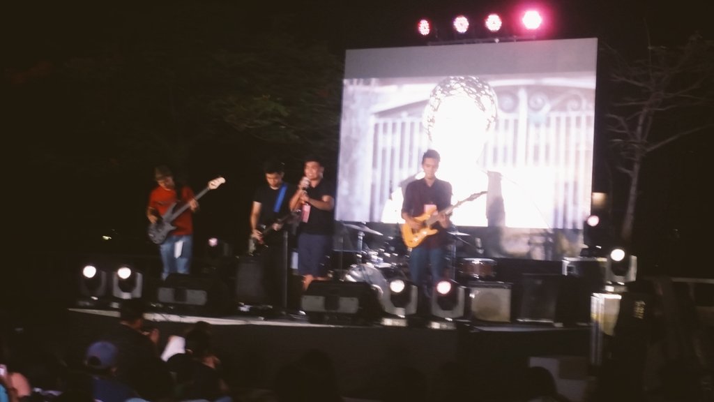 _kacec_'s tweet image. Good lord. @shutterlifeband and Jake Habitan, you guys were awesome. Damn it. #exvivo #dwp2016 #designweekPH