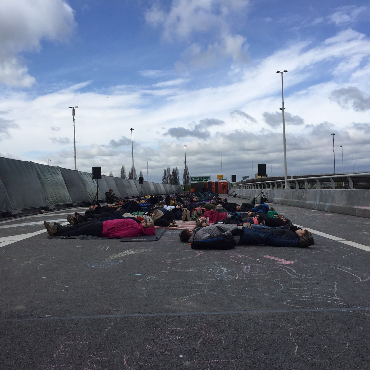 Half uurtje liggen in stilte #Silentskyproject van @RSweere op <a href="/KleinpolderPARK/">KleinpolderpleinPARK</a> In meer dan 65 landen, nu <a href="/Overschie/">Overschie</a>