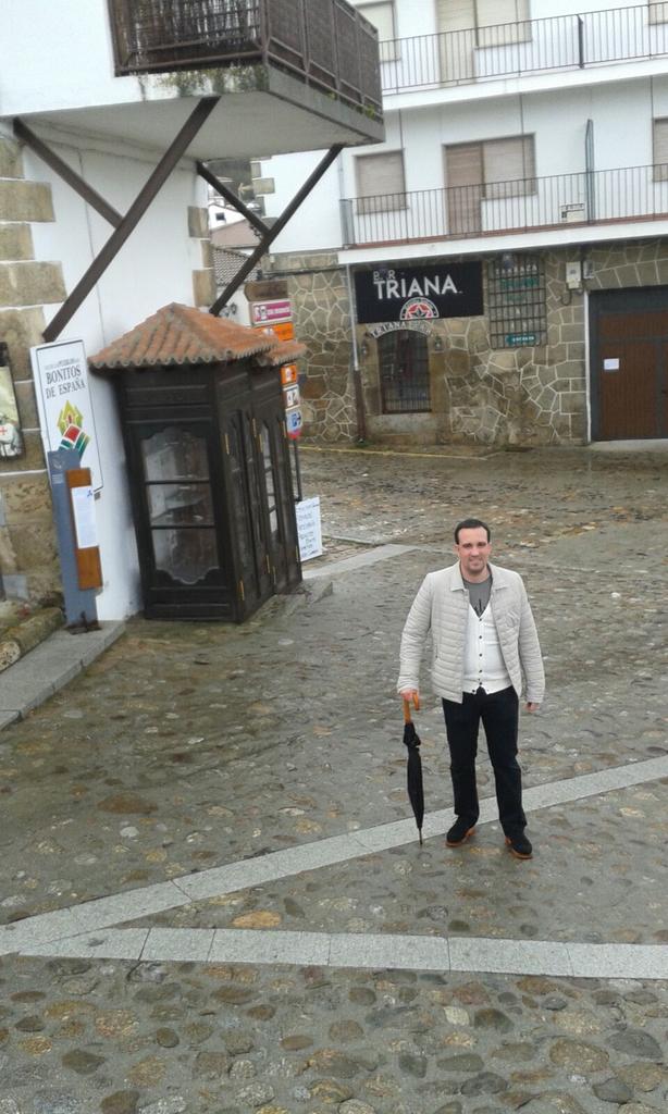 manumartinav's tweet photo. Casi en la feria https://t.co/mtaovrbbOu